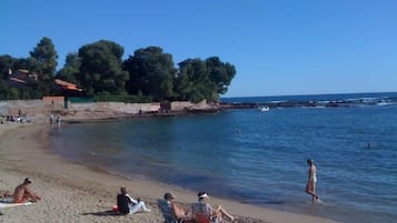 Plage à proximité, chaises longues, serviettes de plage