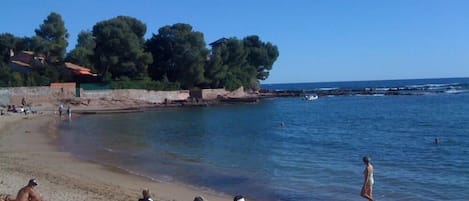 Plage à proximité, chaises longues, serviettes de plage