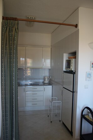 Fridge, microwave, oven, stovetop - Apartment, condominium with swimming pool, with sweeping views over Tavira and the Ria Formosa (Tavira)