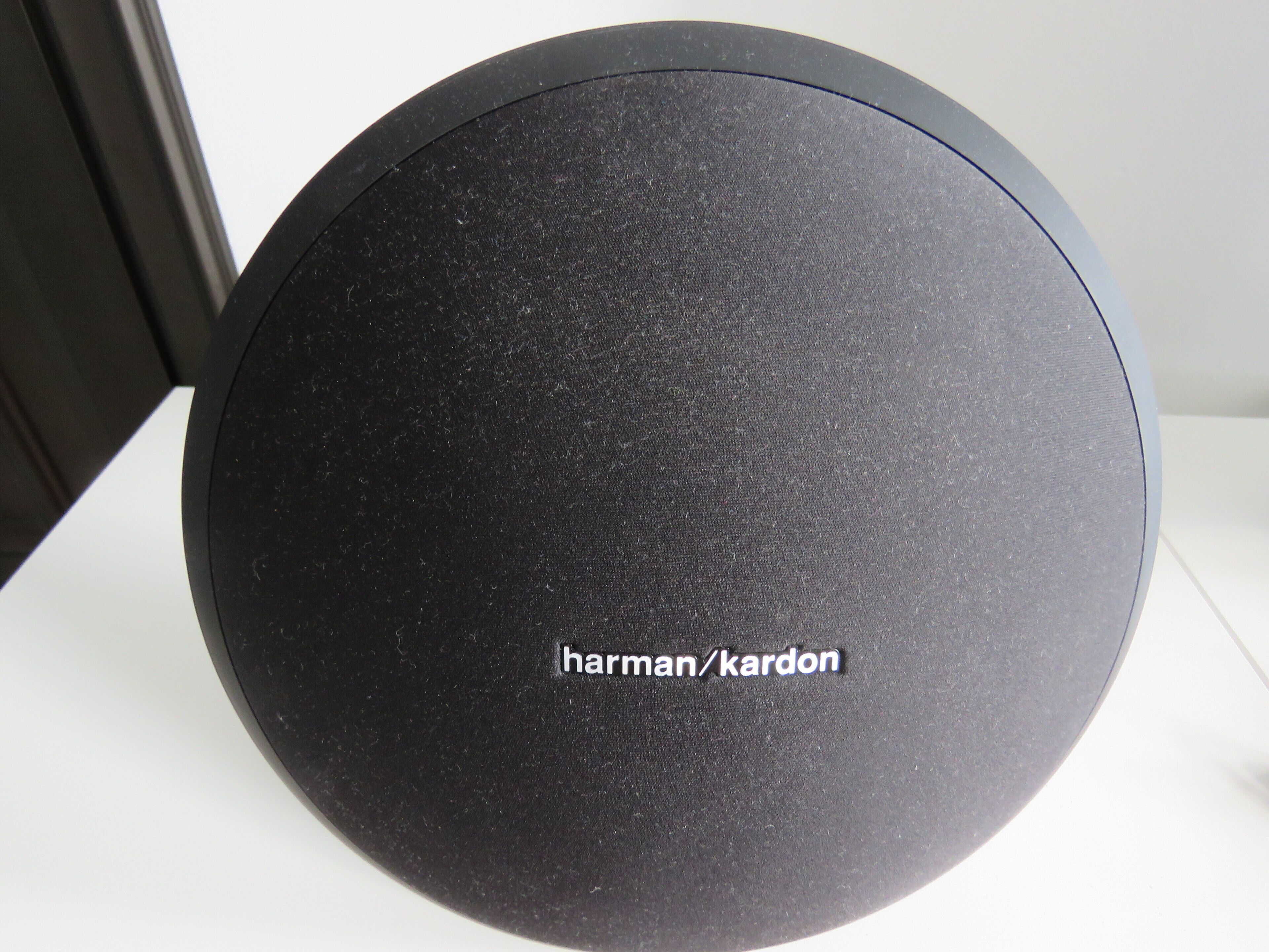 Een zwarte speaker met de tekst 'harman/kardon'.