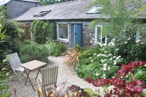 Property grounds - Set in gorgeous gardens & quiet countryside close to Mousehole and the sea (Penzance)