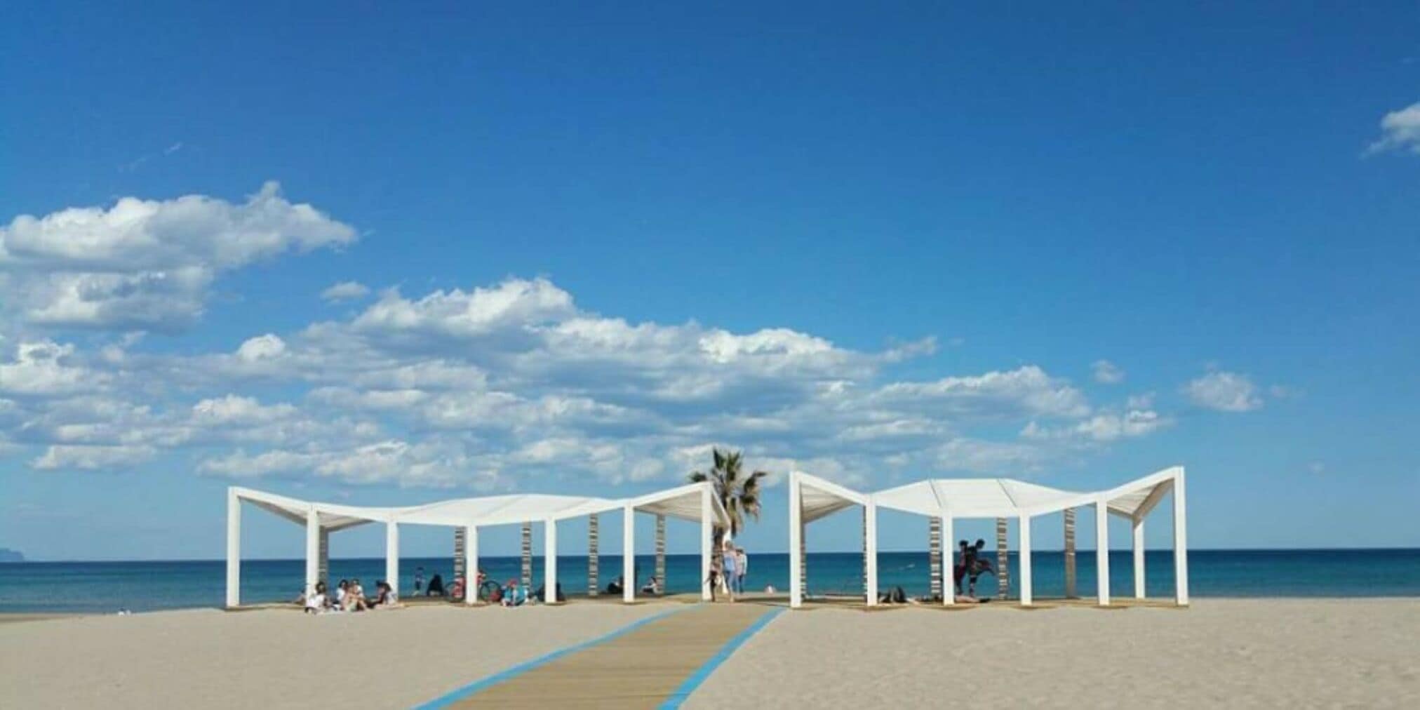 Una spiaggia nelle vicinanze, lettini da mare, teli da spiaggia