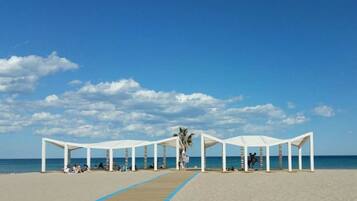 Una spiaggia nelle vicinanze, lettini da mare, teli da spiaggia