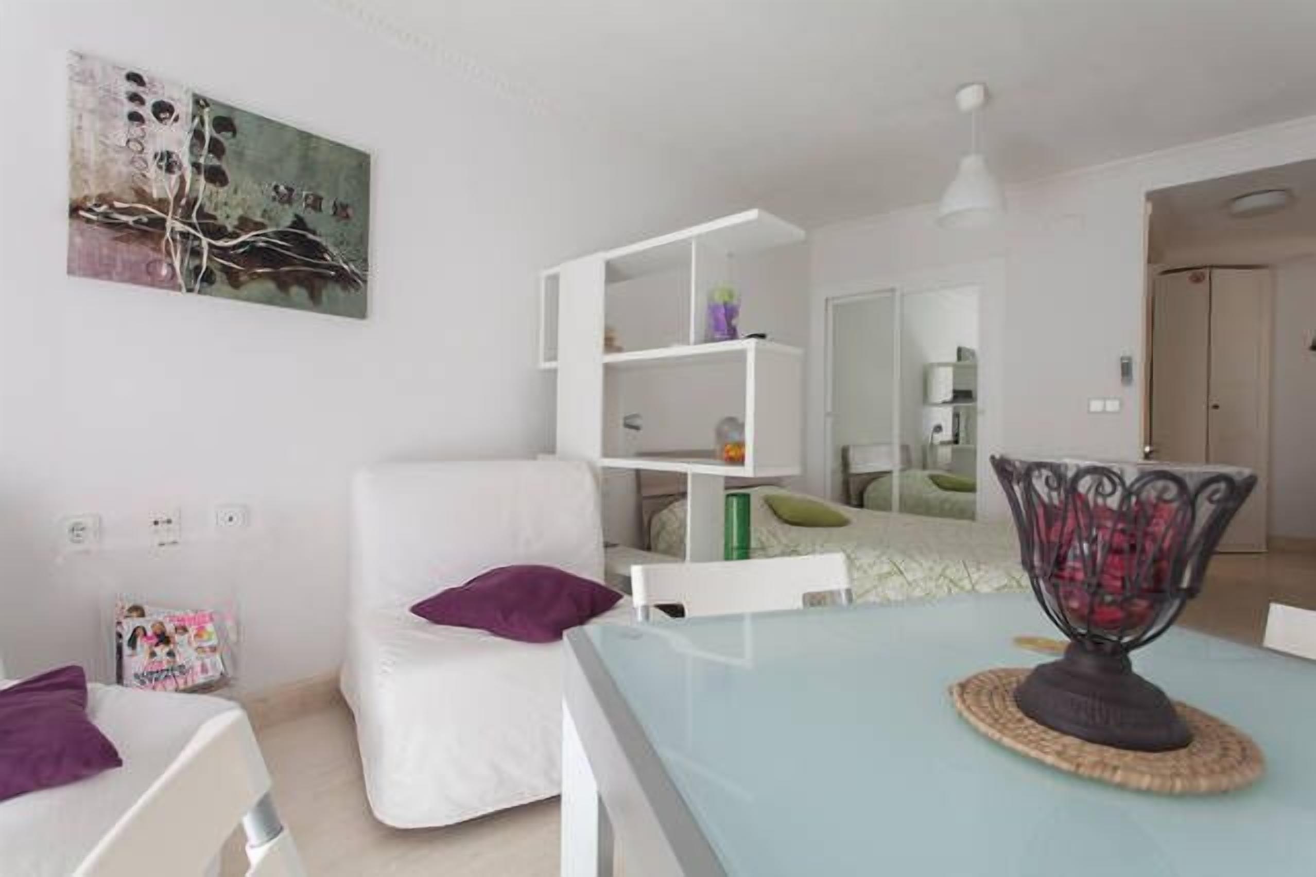 1 habitación, tabla de planchar con plancha y cuna de viaje 