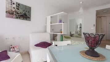 1 habitación, tabla de planchar con plancha y cuna de viaje