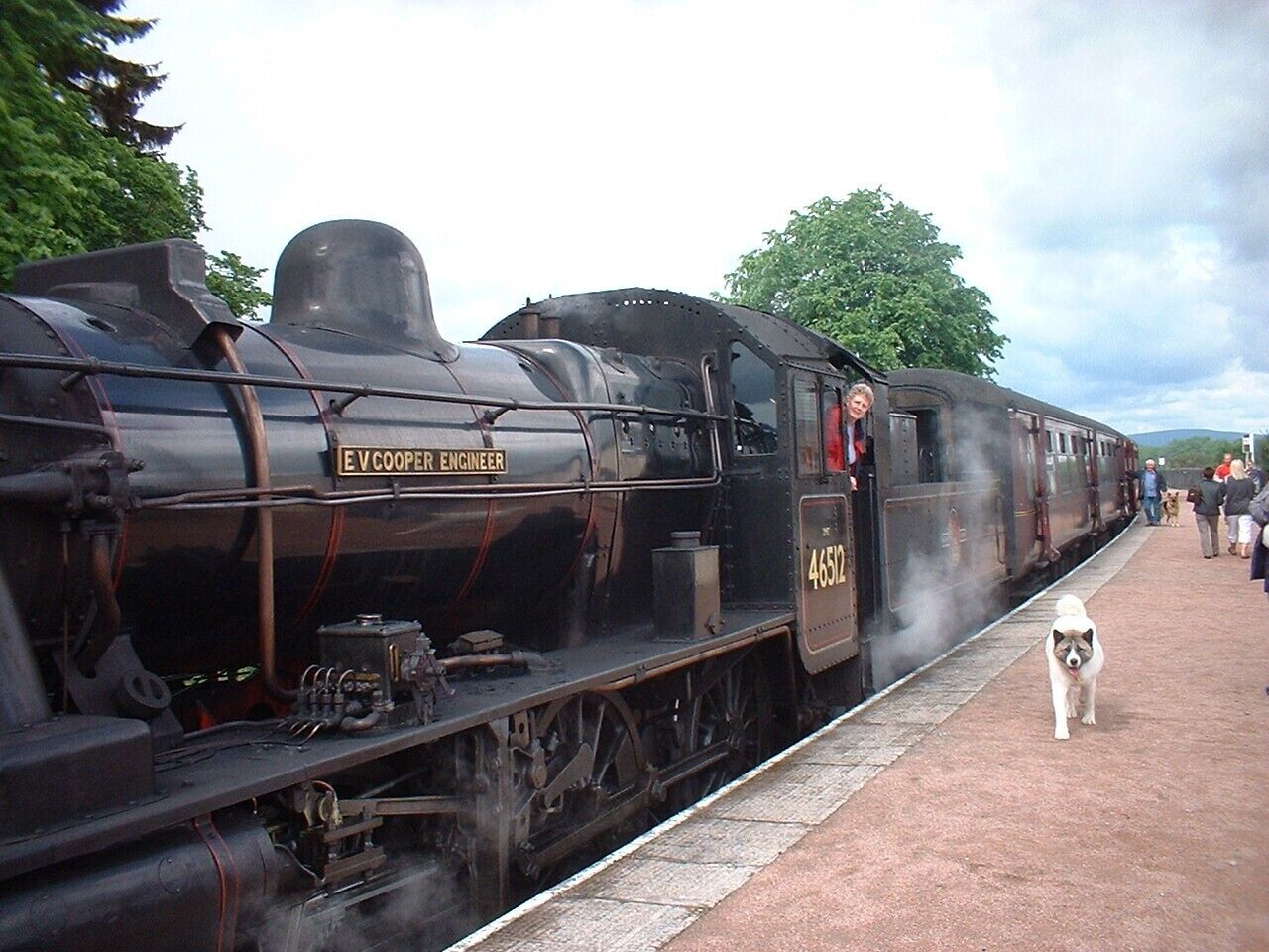 A steam locomotive with the number 46512 at a station.