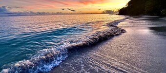 海のパラダイス:水の中のヴィラの足