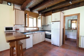 Jääkaappi, mikroaaltouuni, uuni, astianpesukone