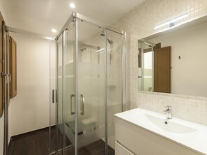 Secador de cabelo, toalhas de banho