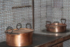 Badewanne, Haartrockner, Handtücher, Seife