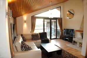 TV, fireplace, DVD player, books - Luxury 4 Bedroom 3 Bathroom Sauna Family Ski Chalet To Rent In Borovets Bulgaria (Borovets)