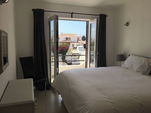 4 bedrooms, iron/ironing board, free WiFi, bed sheets