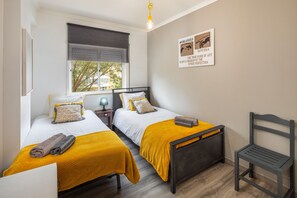 2 soverom, skrivebord, strykejern/-brett og wi-fi