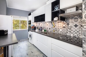 Kjøleskap, mikrobølgeovn, ovn og kokeplater