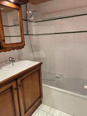 Ensemble douche/baignoire, sĂšche-cheveux