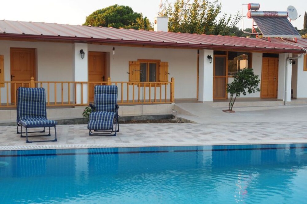 Modernised Traditional Cottage with Private Pool Set in Beautiful Countryside
