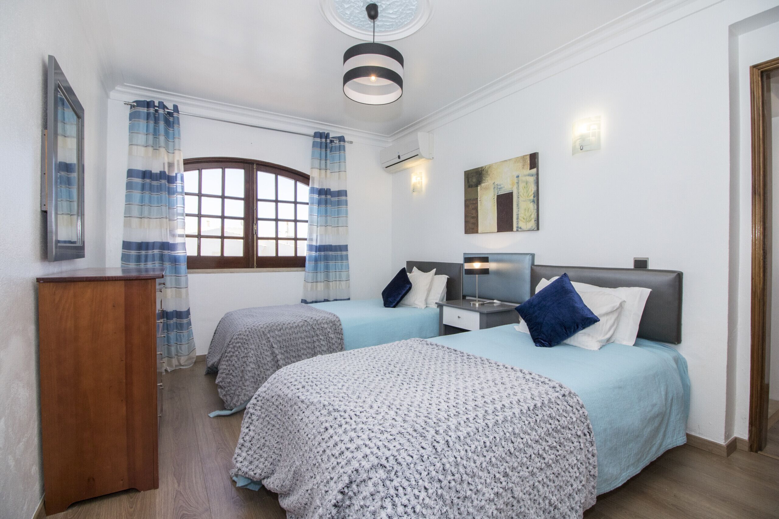 4 slaapkamers, een kluis op de kamer, een strijkplank/strijkijzer
