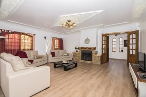 TV, fireplace - Villa Magali | 4 Bedrooms | Walking Distance to Beach | Galé (Galé)