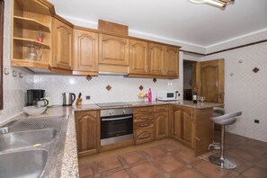 Kühlschrank, Mikrowelle, Ofen, Geschirrspüler