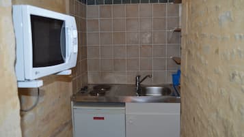 Kühlschrank, Mikrowelle, Herdplatte, Wasserkocher mit Kaffee-/Teezubehör