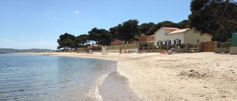 Plage, chaises longues