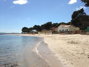 On the beach, sun-loungers - Waterfront property renovated in 2024 (Hyères)