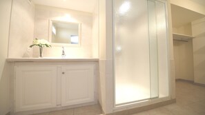 Bathtub, hair dryer, towels, toilet paper