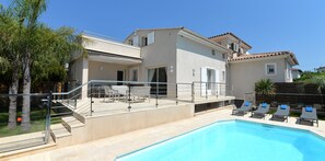 A heated pool - Standing VILLA 800 m from the sea, air-conditioned with heated swimming pool (Cagnes-Sur-Mer)