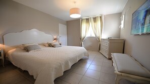 4 bedrooms, in-room safe, desk, iron/ironing board
