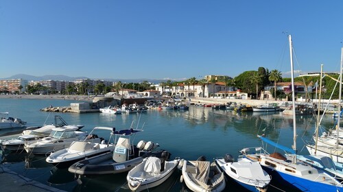 Standing VILLA 800 m from the sea, air-conditioned with heated swimming pool