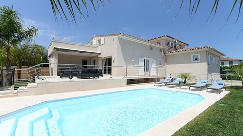 Standing VILLA 800 m from the sea, air-conditioned with heated swimming pool
