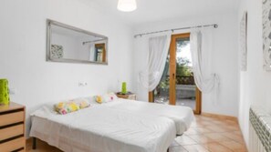 4 bedrooms, iron/ironing board, WiFi, bed sheets
