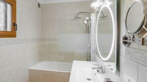 Combined shower/bathtub, hair dryer, towels - Villa with pool, terrace, sea, countryside and sun. (Cala Pi)