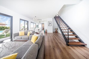 Smart-tv, dvd-spelare, ett bordtennisbord och böcker