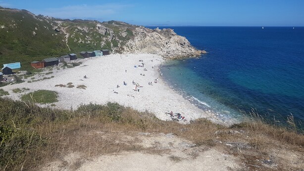 A beach with rocky terrain and a clear view of the sea. - Edwardian House in the Heart of Weymouth 200m from Sandy Beach by the Sea (Weymouth)