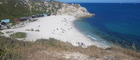 Una spiaggia nelle vicinanze