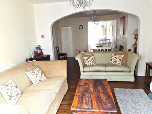 Tv, eldstad, dvd-spelare och böcker