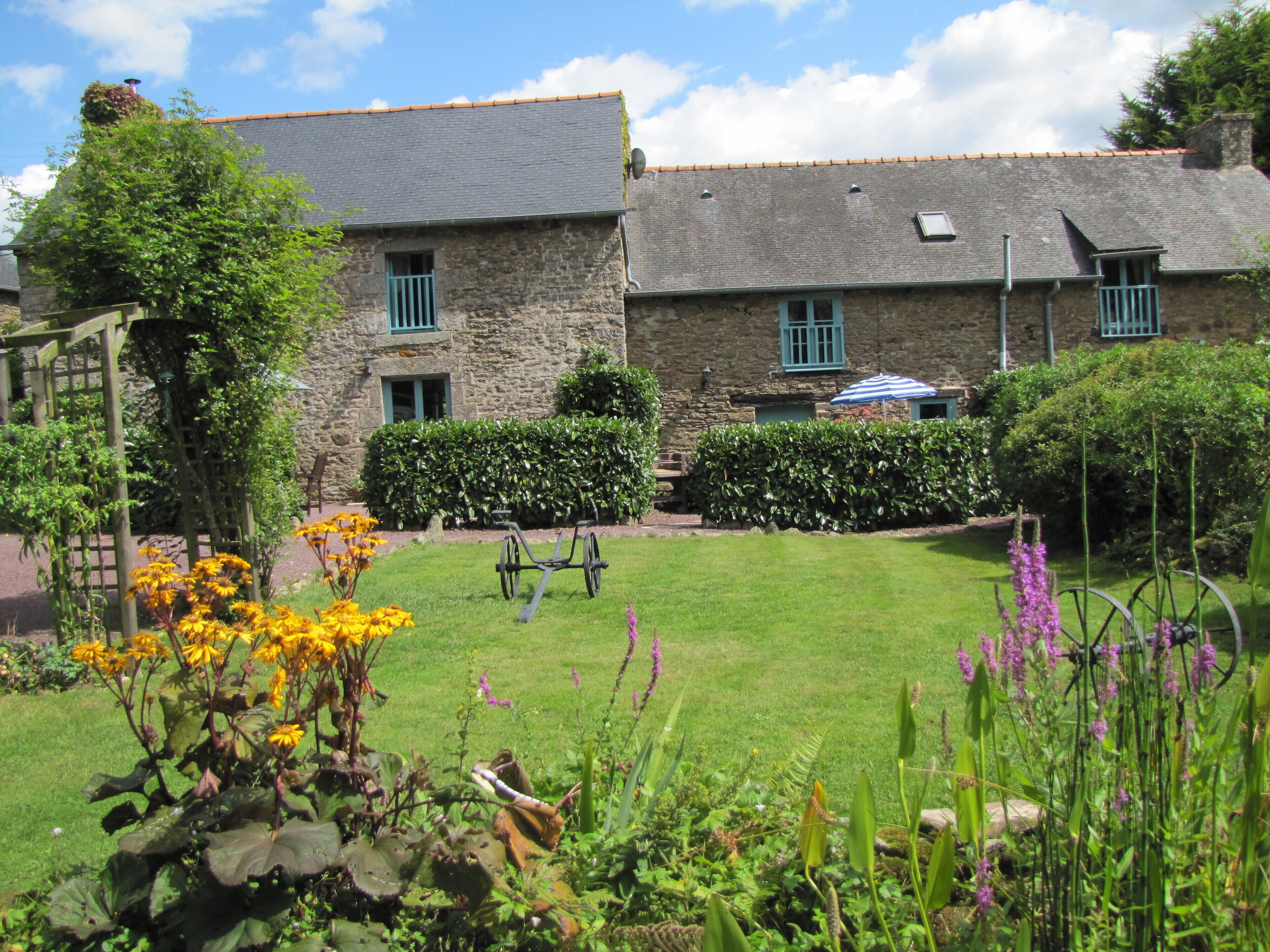 High quality gite complex for up to 13 people.Spacious communal room Pool & WIFI