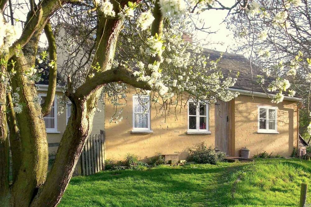 Cosy Cotswold Cottage Hidden Away in an Orchard.