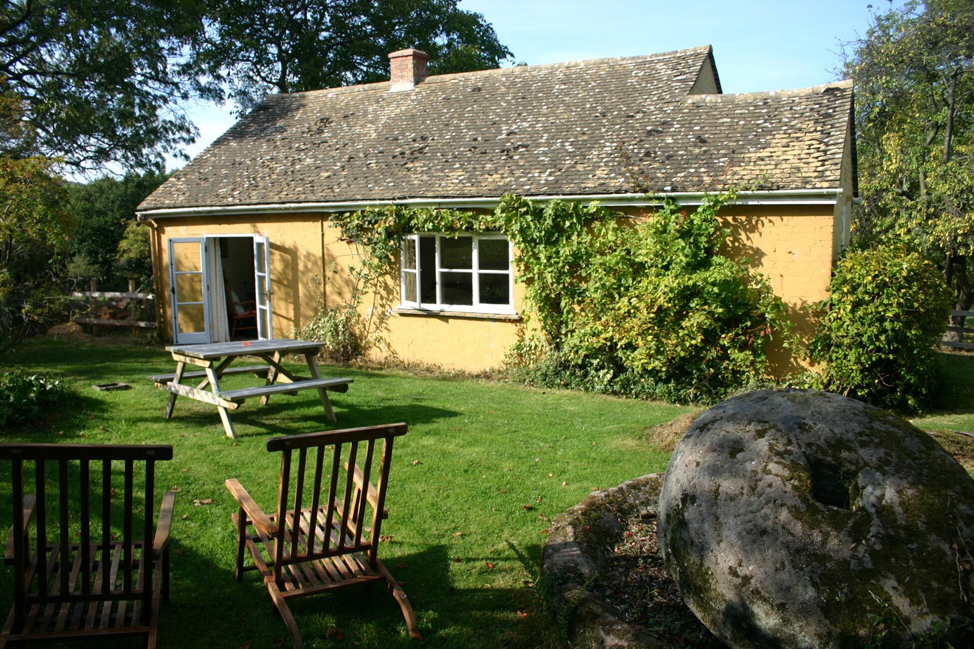 Cosy Cotswold Cottage Hidden Away in an Orchard.