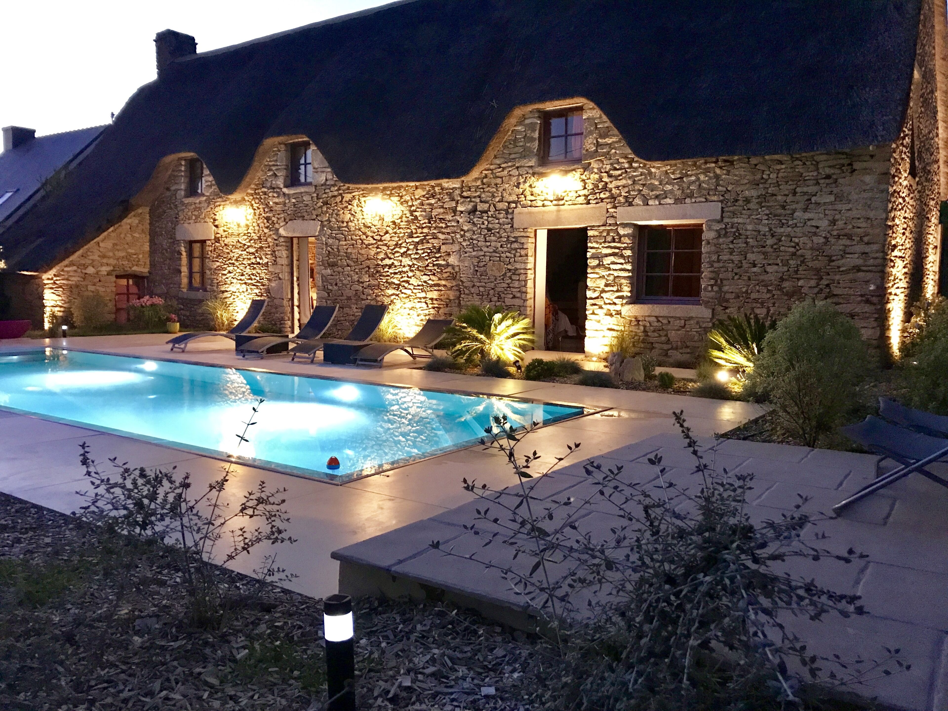 Authentic charming cottage with heated swimming-pool close La Baule