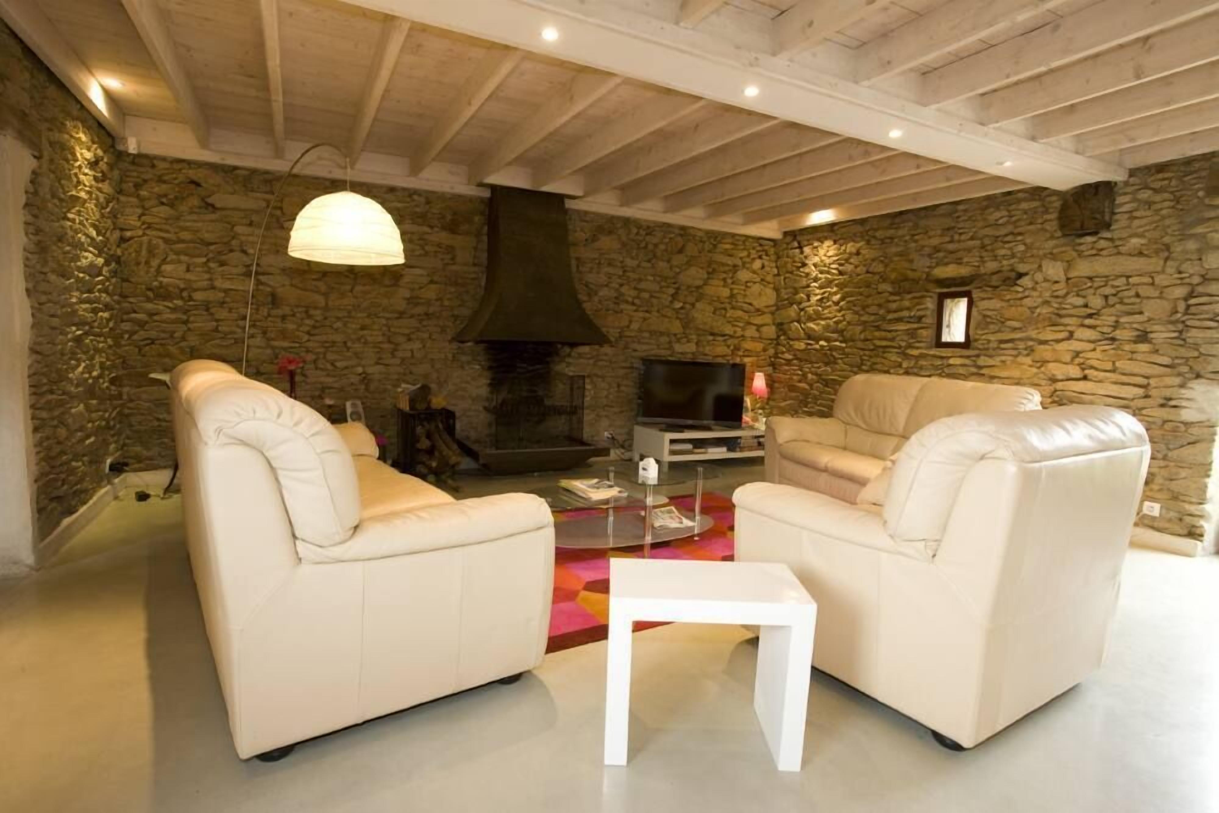 Authentic charming cottage with heated swimming-pool close La Baule