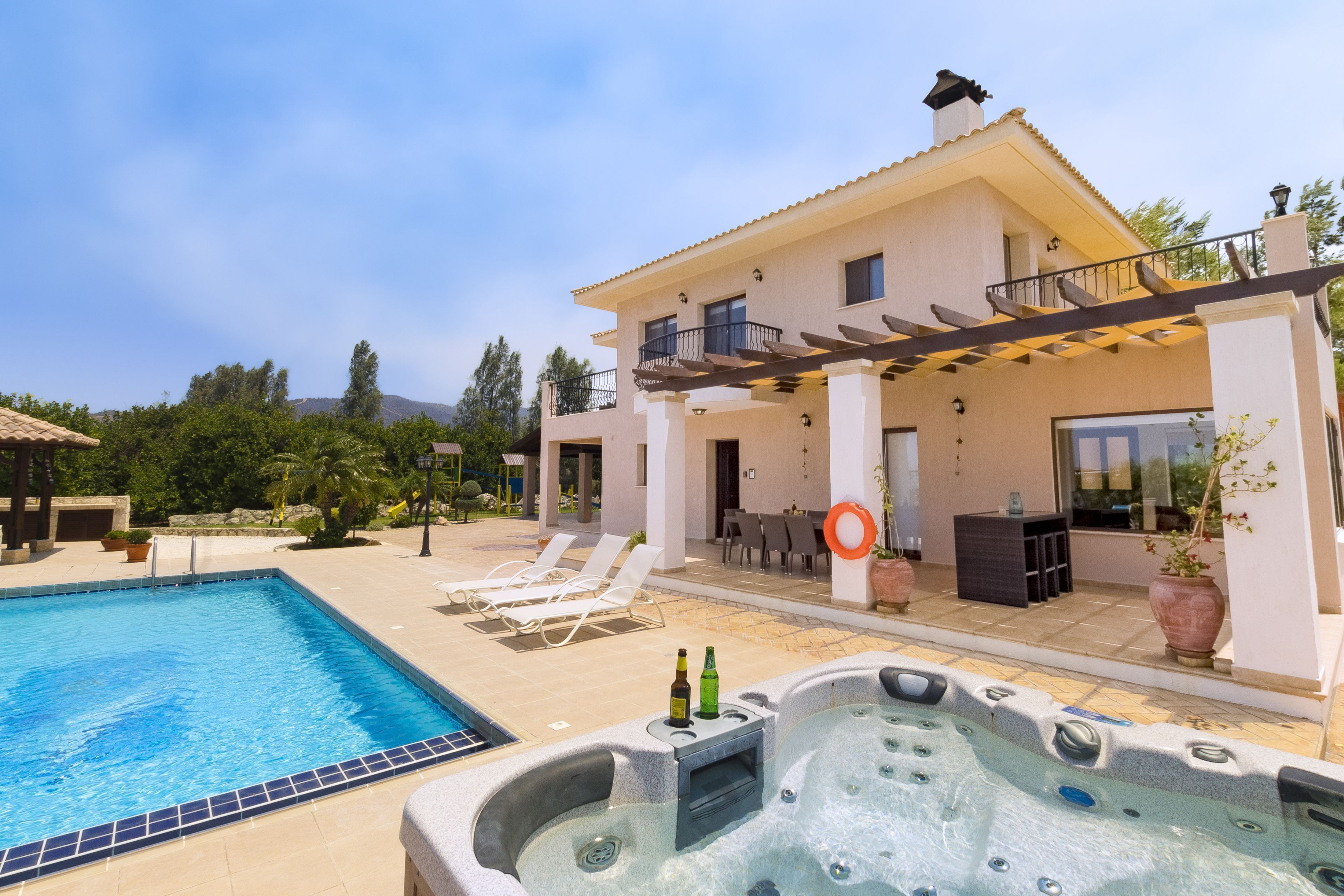 Una piscina climatizada, tumbonas