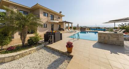 Villa Leni - Villa lujosa de 4 dormitorios y 3 baños con piscina privada climatizada, bañera de hidromasaje y vistas impresionantes