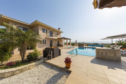 Villa Leni - Luxurious 4 Bed, 3 Bath Villa with Private Heated Pool*, Hot Tub* & Stunning Views