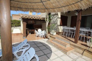 Outdoor dining - CASA ESTHER, Ideal house for your holidays near the sea, free wifi, optional air conditioning, private pool, pets allowed, dog’s beach. (Deltebre)