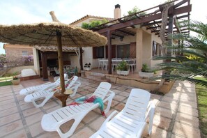 Outdoor dining - CASA ESTHER, Ideal house for your holidays near the sea, free wifi, optional air conditioning, private pool, pets allowed, dog’s beach. (Deltebre)