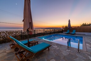 Utendørsbasseng og solsenger