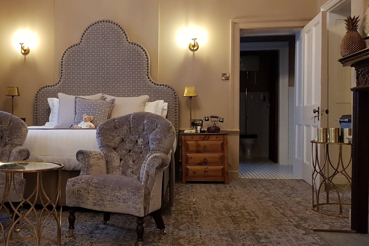Luxury Cosy Suite  | 高級寝具、デスク、ノートパソコン用作業スペース、遮光カーテン