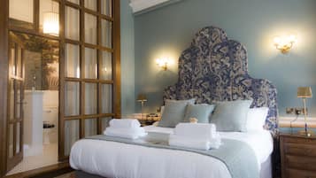 Suite de lujo | Ropa de cama de alta calidad y escritorio